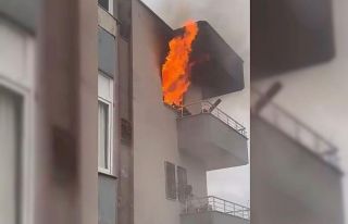 Mersin’de ev yangını alevler pencereden çıktı
