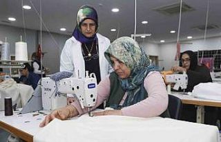 Mersin’de özel birey anneleri dikiş kursunda hem...