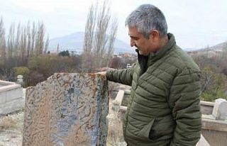 Mezarlıktaki esrarengiz taş