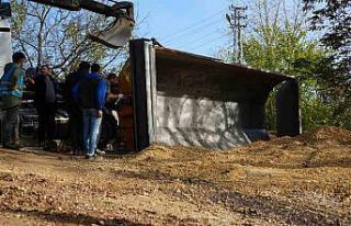 Mıcır yüklü kamyonun damperi devrildi, sürücü...