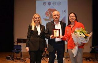 Milli yüzücü Bengisu, Ege Üniversitesinde başarı...