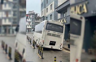 Minibüs caddedeki çukur yüzünden az kalsın devriliyordu