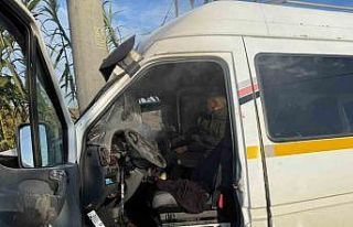 Minibüs elektrik direğine çarptı: 2 yolcu yaralandı