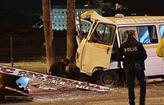 Minibüs refüje çıktı: Alkollü sürücü yaralandı