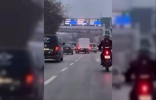 Minibüs sürücüsü makas atarak trafiği tehlikeye...