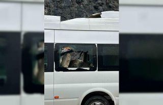 Minibüsün üzerine dev kayalar düştü, 3 kişi...