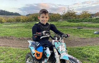 Minik motokrosçu Poyraz Kalender sezonu şampiyonlukla...