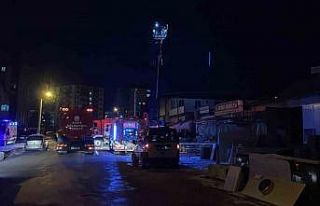 Mobilya imalathanesinde çıkan yangın paniğe neden...