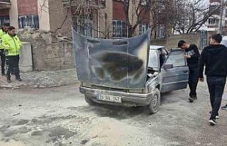 Motor kısmı tutuşan otomobili yanmaktan itfaiye...