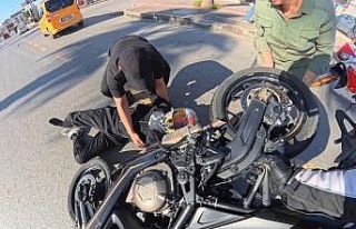 Motosiklet sürücüsü kaskı sayesinde yara almadan...