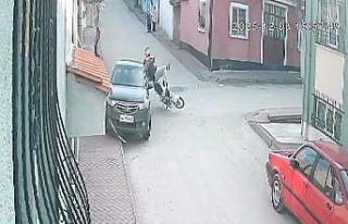 Motosiklete çarpan araç hızla kaçtı, 2 kişinin...