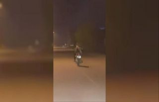 Motosikleti yatarak kullanıp trafiği tehlikeye sokan...