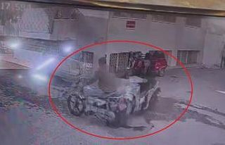 Motosikletlerin kafa kafaya çarpıştığı anlar...