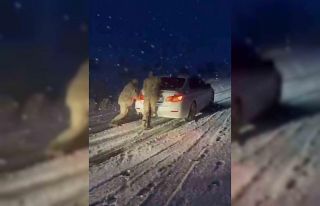 Muş-Bulanık yolunda ulaşıma kar engeli: Jandarma...