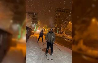 Muş’ta kar eğlenceye dönüştü: İstasyon Caddesi’nde...