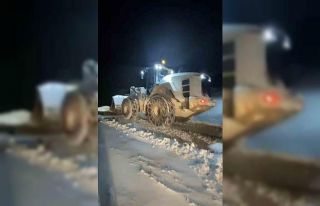 Muş’ta kar yağışı 250 köy yolunu ulaşıma...