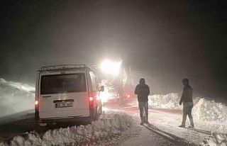 Muş’ta köy yolunda mahsur kalan 7 kişi kurtarıldı