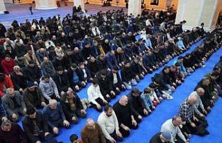 Muş’ta Regaip Kandili’nde vatandaşlar camilere...