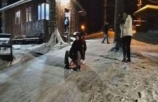 Nebiyan Dağı beyaza büründü, çocuklar gibi eğlendiler