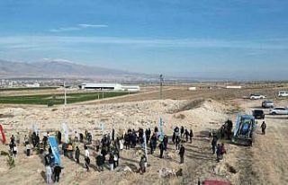 Niğde’de bal ormanı için 5 bin fidan toprakla...