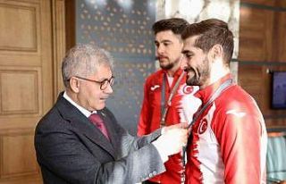 Niğdeli milli güreşçilerden Vali Çelik’e ziyaret