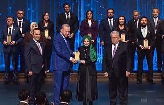 Ödülünü Cumhurbaşkanın elinden aldı
