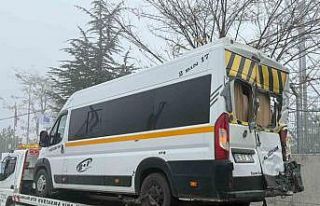 Öğrenci servisi, tır ve hafif ticari aracın karıştığı...