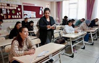 Öğrenciler dışarıda, veliler sınavda