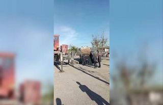 Okul bahçesinde çökme sonucu çukura düşen kamyon...