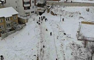 Okullar tatil edildi, çocuklar karda doyasıya eğlendi