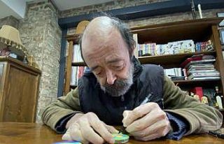 Onun karikatür çizim sevgisi bitmedi