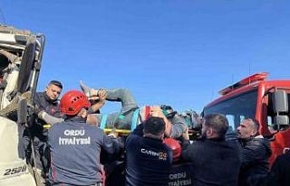 Ordu’da tır ile kamyon çarpıştı: Araçta sıkışan...