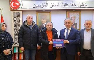 Ortaokulda Filistin yararına düzenlenen hayır çarşısında...