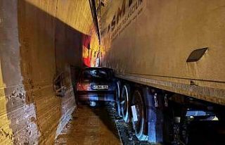 Otomobil, duvarla tır arasında sıkıştı: TEM...