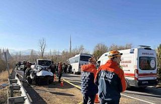 Otomobil ile midibüs çarpıştı: 10 yaralı