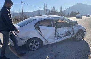 Otomobil ile traktör çarpıştı; 3 yaralı