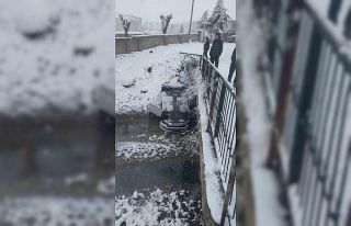 Otomobil köprüden düştü: 2 yaralı