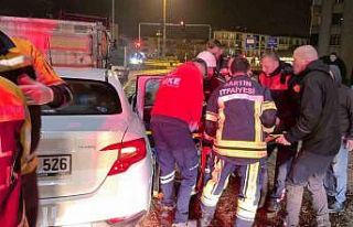 Otomobil tırın dorsesine saplandı:1 yaralı