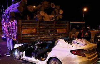 Otomobil tırın dorsesinin altında girdi: 1 kişi...