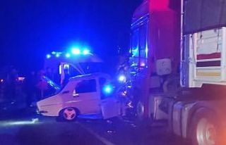 Otomobil tırlarla çarpıştı: 1 ölü, 1 yaralı