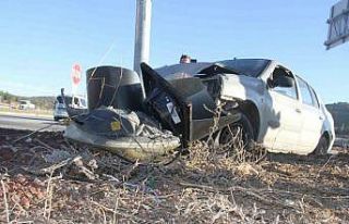 Otomobil trafik ışığı direğine çarptı: 2 yaralı