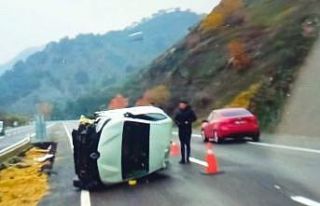 Otomobil yan yattı: 4 yaralı