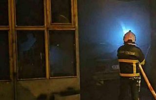 Otomobilde çıkan yangın iş yerine sıçradı