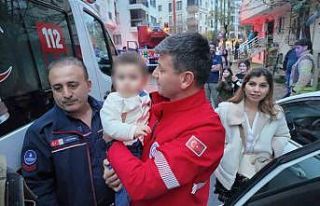 Otomobilde unutulan bebek kurtarıldı