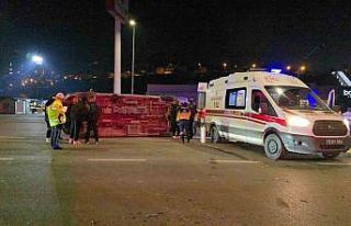 Otomobille çarpışan ambulans devrildi: 3 sağlık...