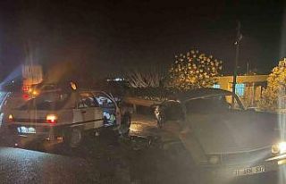 Otomobiller çarpıştı: 1 ölü, 2 yaralı