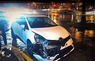 Otomobiller çarpıştı: 2 yaralı