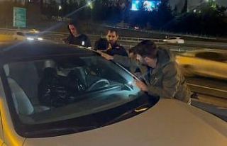 Otoyolda aracının içinde uyuyan adamı itfaiye...