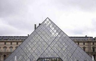 Paris’teki Louvre Müzesi çalışanları greve...
