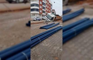 Park halindeki kamyon çukura düştü